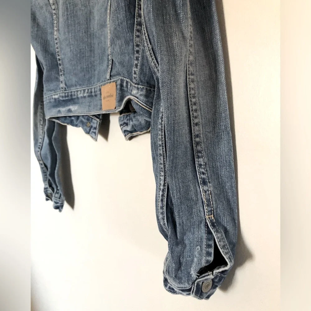 Abercrombie M ( 7/8 ) Denim Jean Jacket Medium/ Light Wash Floral Lining Button